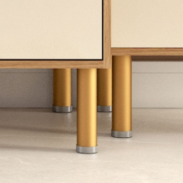 Round plastic feet measuring 17 cm.